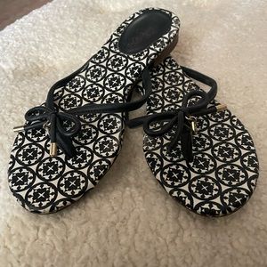 🖤🤍SO CUTE🤍🖤 Kate Spade black & white dressy flip flops